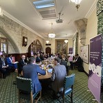 The delegation attending a working session on UK and Canadian foreign policy ambitions. | La délégation en train de participer à une séance de travail portant sur les ambitions du Royaume-Uni et du Canada en matière de politique étrangère.